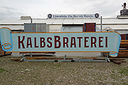 neues Zelt(schild): Kalbsbraterei (©Foto: Martin Schmitz)